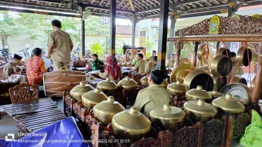 Antusias Pamong Dan Staf Srimulyo Lestarikan Kesenian Dengan Belajar Gamelan 