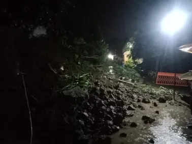 Akses Jalan Utama Dusun Plesedan Kalurahan Srimulyo Tertutup Tanah Longsor