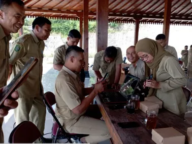 Pamong Srimulyo Antusias Ikuti Aktivasi IKD di Pendopo Kalurahan Srimulyo  