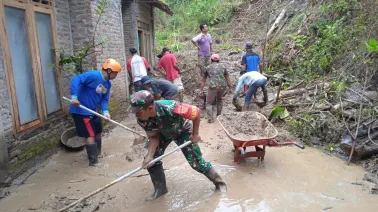 Diguyur Hujan Deras, Beberapa Titik di Wilayah Srimulyo Mengalami Longsor dan Banjir 