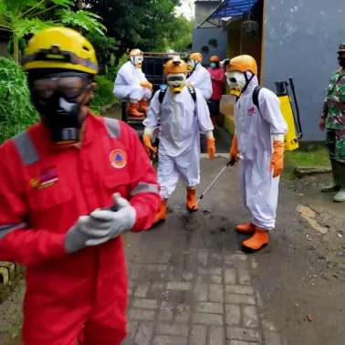 Galeri Foto Dokumentasi Penyemprotan Disinfektan Zona Merah FPRB Srimulyo