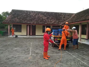 Spraying Disinfektan oleh FPRB Srimulyo 