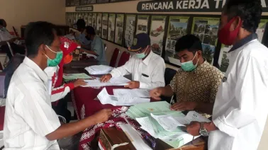 Warga Srimulyo Terima Sertifikat Tanah Program PTSL 2019