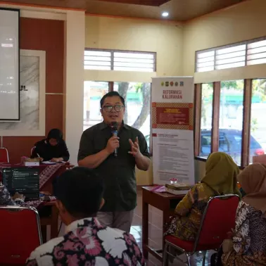 Carik Srimulyo Jadi Narasumber Penguatan PPID di Kalurahan Donotirto