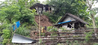 Gerakan Tanah Akibatkan Tebing Runtuh di Jolosutro