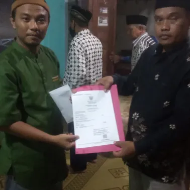 Penyerahan Akta Kematian Warga Padukuhan Payak Cilik